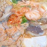 肉も魚もキムチも入れた鍋